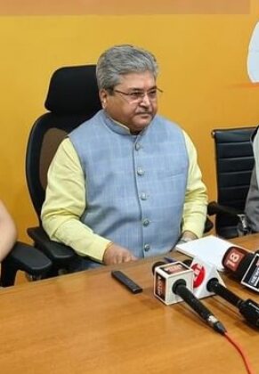 Uttarakhand:-दो दिवसीय उत्तराखंड दौरे पर पहुंचे दुष्यंत कुमार गौतम ने हरी झंडी दिखाकर रवाना करी प्रचार वीडियो वैन