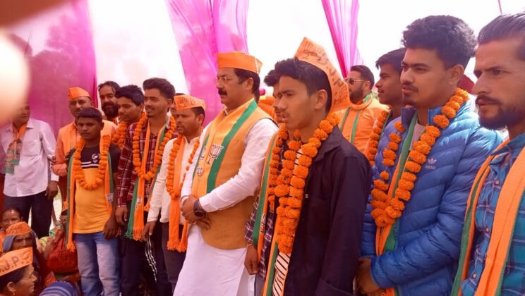 अल्मोड़ा: – भाजपा के अल्मोड़ा विधानसभा प्रभारी और प्रदेश उपाध्यक्ष कैलाश शर्मा ने शक्ति केंद्र सिद्धपुर में बैठक कर प्रत्याशी अजय टम्टा को भारी मतों से विजय बनाने की करी अपील