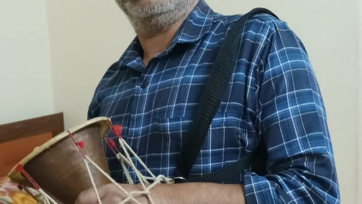 अल्मोड़ा:- हुड़के की थाप पर मतदान के लिए लोगों को जागरूक कर रहे नागेन्द्र