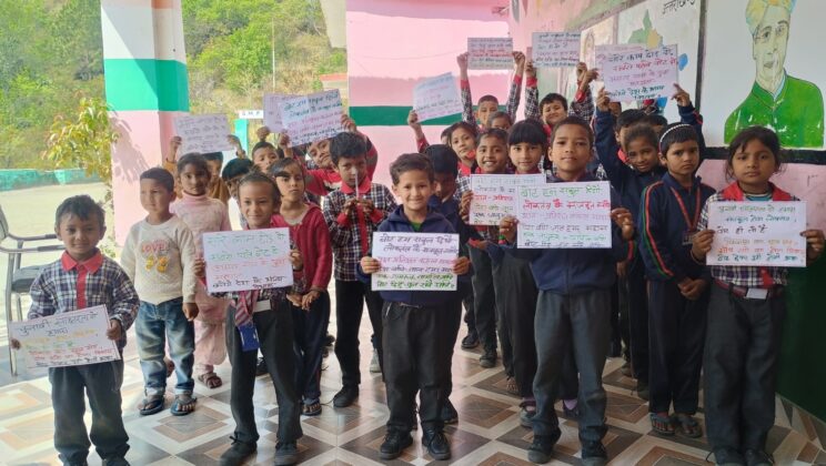 अल्मोड़ा:- राजकीय आदर्श प्राथमिक विद्यालय बसोट भिकियासैंण के बच्चों ने रैली, स्लोगन ,कुमाऊंनी गीत से मतदान के लिए किया प्रेरित