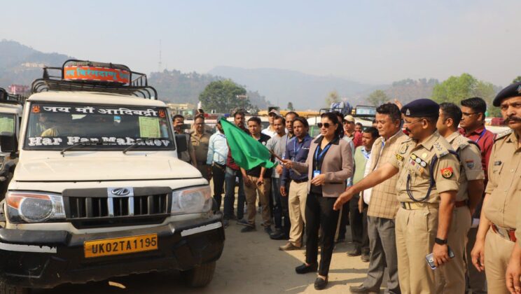 बागेश्वर:- जिला निर्वाचन अधिकारी ने हरी झंडी दिखाकर मतदान पार्टियों को किया रवाना