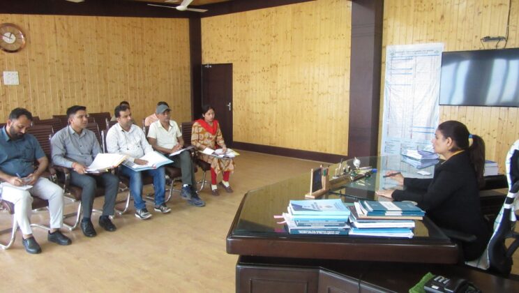 बागेश्वर:- पेयजल किल्लत पर जिलाधिकारी गम्भीर……जल संस्थान और जल निगम के अधिकारियों को दिये निर्देश