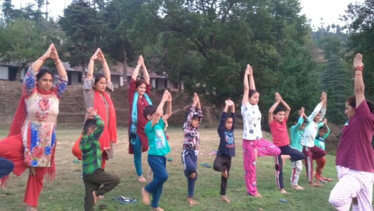 अल्मोड़ा:- योग विज्ञान विभाग के प्रशिक्षु कर रहे हैं निःशुल्क योग शिविरों का आयोजन