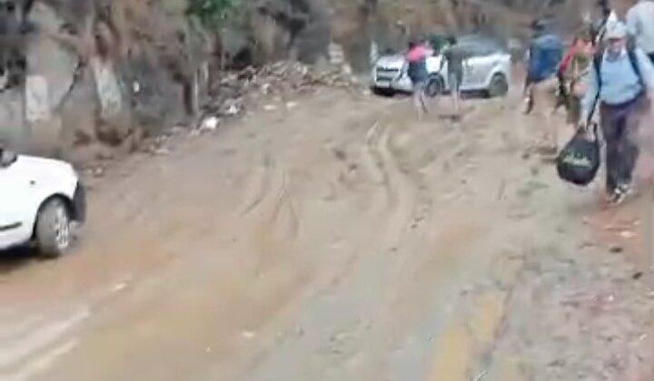 अल्मोड़ा:- भारी बारिश के बाद बंद रहा हाईवे…… चौसली में ध्वस्त हुआ आवासीय मकान