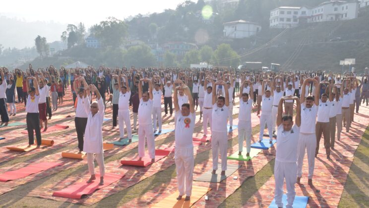 अल्मोड़ा:- योग विज्ञान विभाग द्वारा सिमकनी मैदान में हुआ अंतराष्ट्रीय योग दिवस का विशाल आयोजन