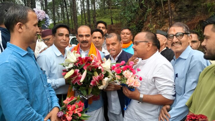 बागेश्वेर:- केन्द्रीय सड़क परिवहन एव राज मार्ग राज्य मंत्री अजय टम्टा का गरुड़ पहुंचने पर कार्यकर्ताओं ने किया भव्य स्वागत