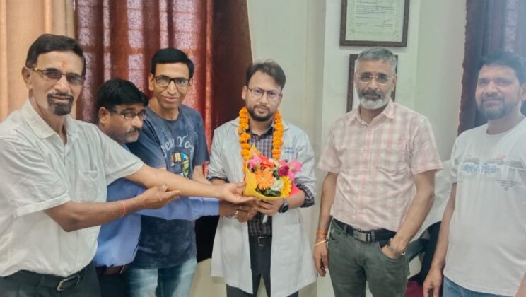डॉ अमित सुकोटी को इंडिया बेस्ट डॉक्टर अवार्ड सम्मान मिलने के बाद अल्मोड़ा सामाजिक कार्यकर्ताओ ने पुष्प गुच्छ भेंट कर दी बधाइयां