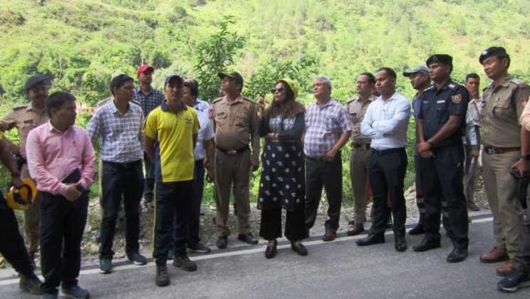बागेश्वेर:- खतरे की आशंका को मद्देनजर रखते हुए डीएम अनुराधा पाल ने किया काभड़ी भ्योव का निरीक्षण