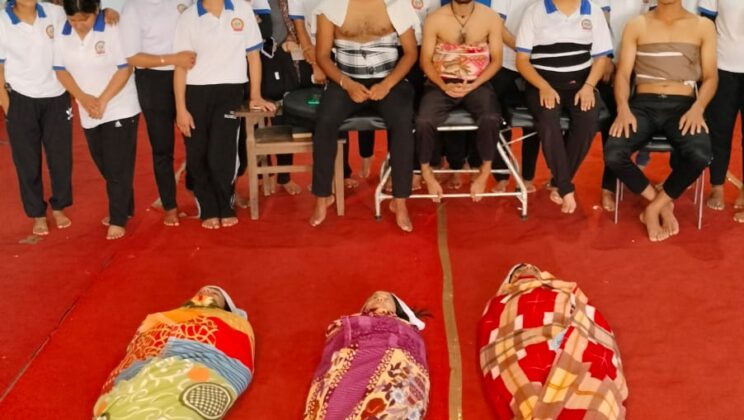 अल्मोड़ा:- गीली पट्टीयों व अनेक स्नानाे पर केंद्रित रहा प्राकृतिक चिकित्सा कार्यशाला का तीसरा दिन