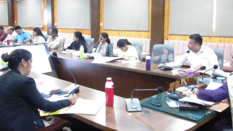 बागेश्वर:- डीएम ने ली विभागीय समीक्षा बैठक……. सभी विभाग आवंटित लक्ष्यों में लाए अपेक्षित प्रगति