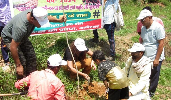 पर्यावरण की रखवाली,लाए समृद्धि और खुशहाली थीम के साथ बागेश्वर में जिलाधिकारी के नेतृत्व हुआ वृक्षारोपण