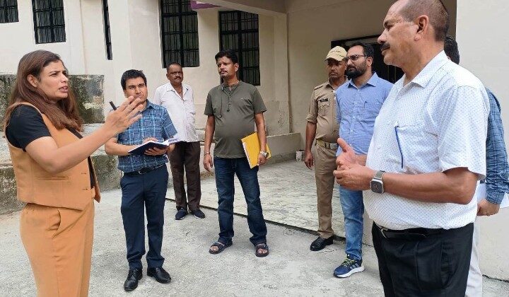 बागेश्वर:- 26 जुलाई कारगिल विजय दिवस की तैयारियों को लेकर डीएम ने संस्कृति विभाग के आंडिटोरियम का किया निरीक्षण