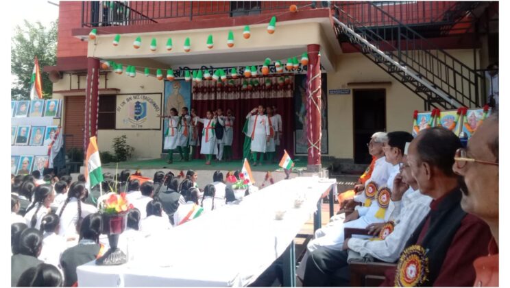 बागेश्वर:- 78वें स्वतंत्रता दिवस के अवसर पर गरुड़ के समस्त विद्यालयों एवं संस्थानों में किया गया झंडा रोहण