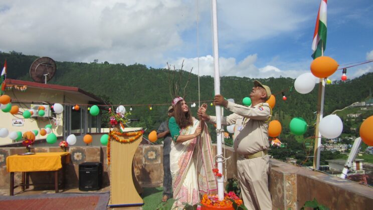 बागेश्वर कलेक्ट्रेट में जिलाधिकारी और विकास भवन में सीडीओ ने तथा नुमाइश मैदान में जिपं ने किया ध्वजारोहण