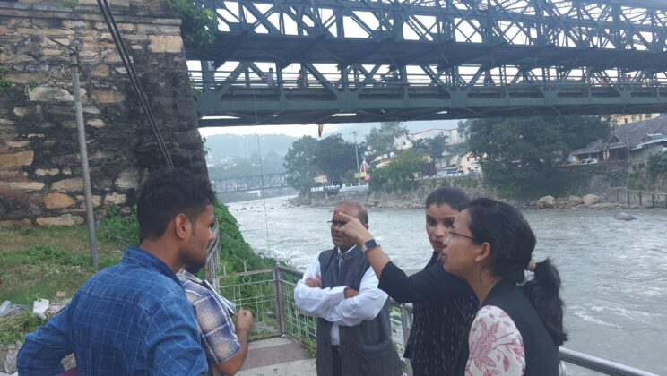 बागेश्रर -जिलाधिकारी अनुराधा पाल ने सचिव आपदा प्रबंधन को ऐतिहासिक झुलापुल का कराया निरीक्षण