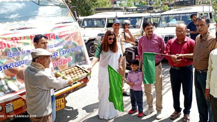 बागेश्रर :-शामा उत्पादित कीवी की खेप को डीएम और सीडीओ ने हरी झंडी दिखाकर किया रवाना