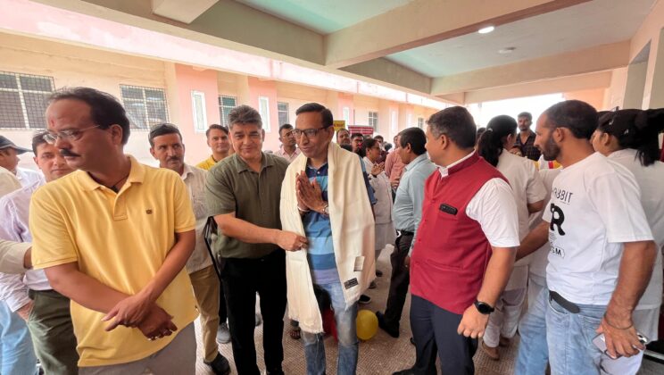 अल्मोड़ा:- मेडिकल कॉलेज में ब्लड बैंक का हुआ शुभारंभ….. सामाजिक कार्यकर्ता संजय पांडे को शॉल ओढ़ाकर किया सम्मानित