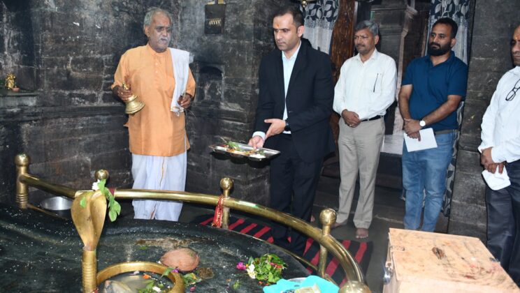 बागेश्वर:-नवांगन्तुक जिलाधिकारी आशीष भटगई ने सम्भाला कार्यभार…..बागनाथ मंदिर में की पूजा अर्चना