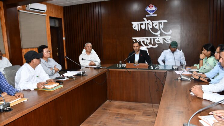 बागेश्वर-20 वें जिलाधिकारी के रुप में आशीष भटगई ने कलेक्ट्रेट सभागार में ली जिला स्तरीय अधिकारियों की बैठक