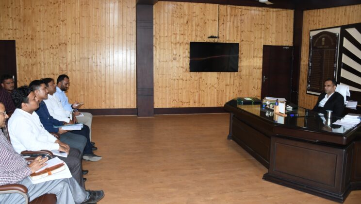 बागेश्वर -सड़क निर्माण में वन विभाग की भूमि सम्बन्धी अड़चनों का त्वरित हो निस्तारण – डीएम आशीष भटगई