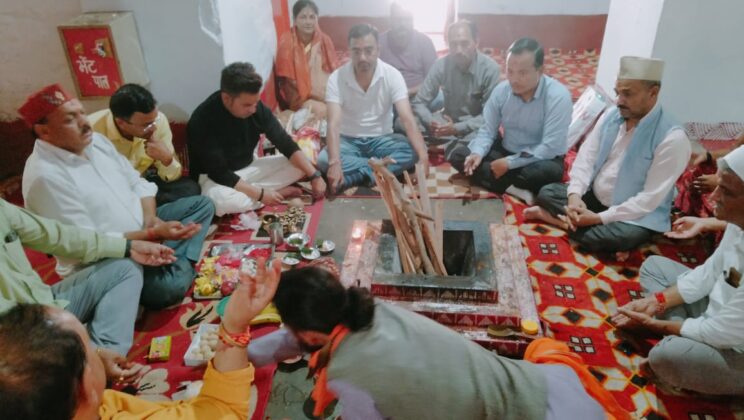 अल्मोड़ा:- मुख्यमंत्री पुष्कर सिंह धामी के जन्म दिवस पर भाजपा कार्यकर्ताओं ने नंदा देवी मंदिर में किया पूजा- पाठ