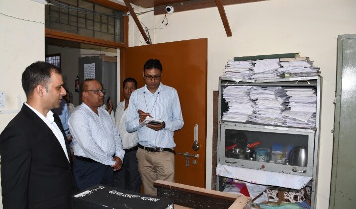 बागेश्वर:- डीएम ने किया विकास भवन का औचक निरीक्षण……. अधिकारियों में मचा हड़कम्प