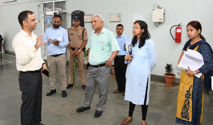 बागेश्रर -आपदा कंट्रोल रूम पहुंचे डीएम ने सभी तहसीलों से दूरभाष पर ली अद्यतन सूचना