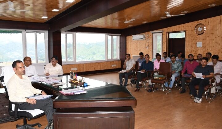 बागेश्वर -स्वास्थ्य विभाग के गलत आंकड़े से डीएम ने लगाई फटकार……..एक सप्ताह के भीतर सुधार लाने की दी हिदायत