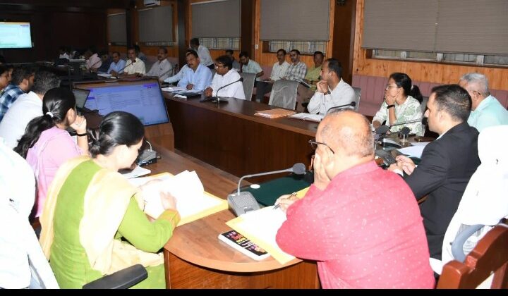 बागेश्वर: – जिला श्रम अधिकारी बैठक से नदारद एक दिन का रुका वेतन……सीएम पोर्टल पर दर्ज शिकायतों का तेजी से हो समाधान- डीएम