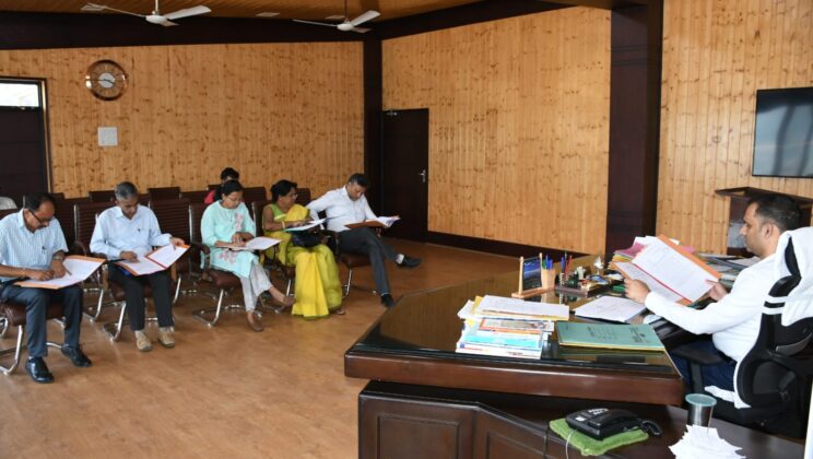 बागेश्वर- जिले में इस वर्ष 51 परीक्षा केंद्रो पर 6847 परीक्षार्थी देंगें हाईस्कूल और इंटर की बोर्ड परीक्षा……..जिलाधिकारी ने ली बैठक