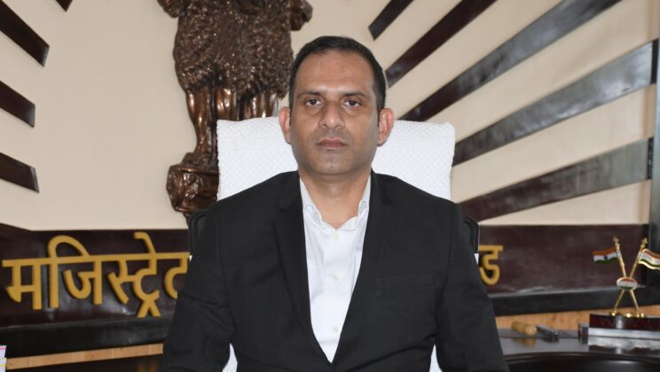 बागेश्वर -आधार सीडिंग कार्य में तेजी लाएं विभाग- डीएम आशीष भटगई