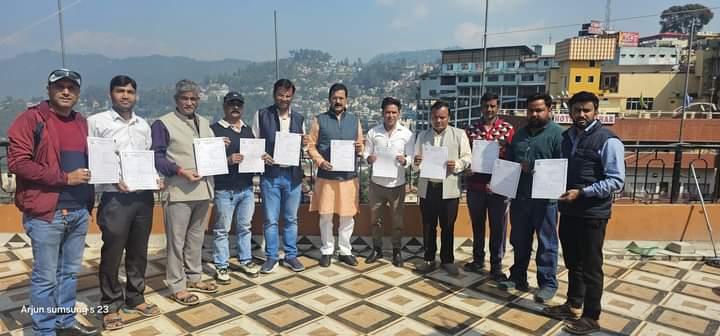 अल्मोड़ा:- भारतीय जनता पार्टी में 50 से अधिक सदस्य बनाने वाले कार्यकर्ताओं को दिए गए सदस्यता फॉर्म