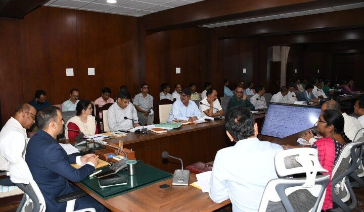 बागेश्वर:- बीस सूत्रीय कार्यक्रम में फिसड्डी विभागों को सख्त हिदायत……माइक्रो प्लान बनाकर पूरा करें लक्ष्य :-डीएम आशीष भटगई