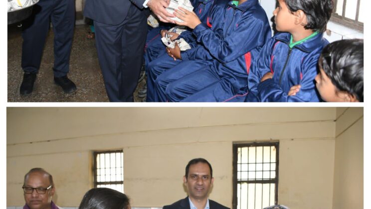 बागेश्वर – डीएम ने वृद्धा आश्रम व बालिका आश्रम पद्धति में जाकर बुजुर्गों एवं बालिकाओं से की भेंट…..बांटे फलाहार व गर्म अंग वस्त्र