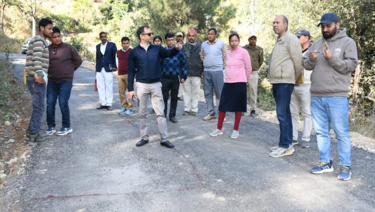 बागेश्वर:- आपदा क्षतिग्रस्त सड़कों के डामरीकरण में गुणवत्ता की कमी पर अधिकारियों को पड़ी फटकार