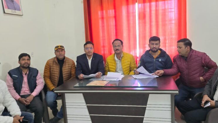 अल्मोड़ा:- नगर निगम चुनाव हेतु सभी वार्डों के प्रत्याशी चयन के लिए भाजपा कार्यालय में दिए गए आवेदन पत्र