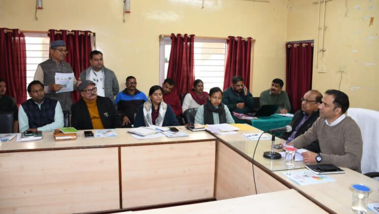 बागेश्वर – जनता दरबार में डीएम ने सम्बंधित अधिकारियों को शिकायतों के त्वरित निस्तारण के दिये आदेश