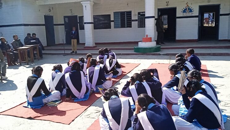 अल्मोड़ा:- संविधान दिवस के अवसर पर इस विद्यालय में छात्र-छात्राओं को दी गई कानून संबंधी जानकारी