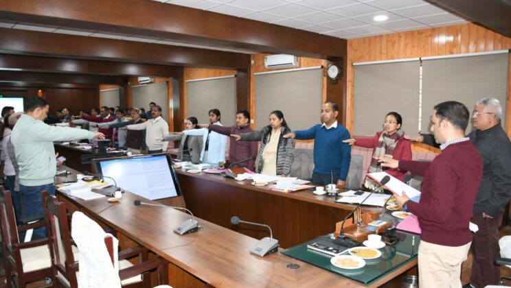 बागेश्वर: -संविधान दिवस पर जिलाधिकारी आशीष भटगई ने अधिकारियों एवं कर्मचारियों को कलेक्ट्रेट में दिलाई शपथ
