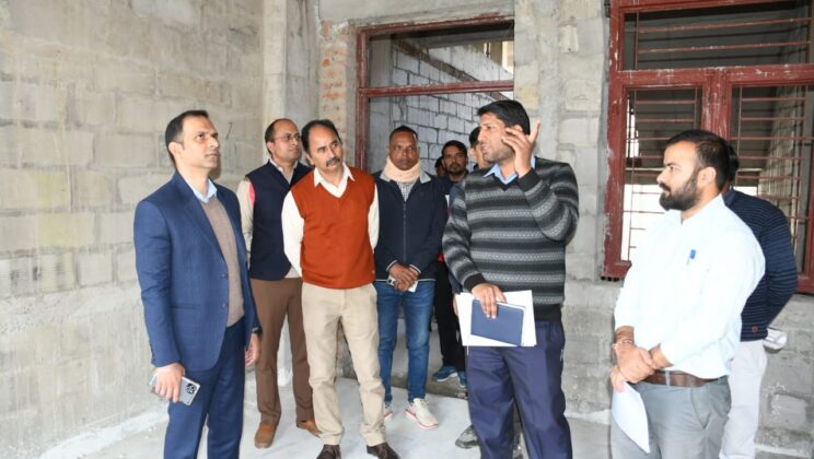 बागेश्वर:- निर्माणाधीन केन्द्रीय विद्यालय भवन का निरीक्षण कर डीएम ने कार्यदायी संस्था को गुणवत्ता के साथ तेजी लाने के दिये निर्देश