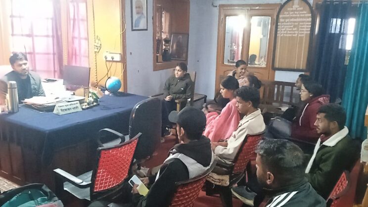 अल्मोड़ा:- नेहरू युवा केंद्र द्वारा वॉलिंटियर को दिया गया पुरस्कार…… अयोजित की गई बैठक