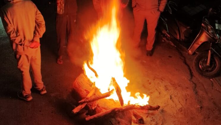 बागेश्वर – बढ़ती ठण्ड से बचने के लिए डीएम ने दिये अलाव जलाने के निर्देश
