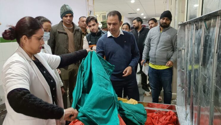 बागेश्वर – जनरल एवं महिला वार्ड में बिछी गंन्दी चादरों व शौचालयों की गंन्दकी पर सीएमएस को पड़ी कड़ी फटकार…..डीएम आशीष भटगई ने किया औचक निरीक्षण