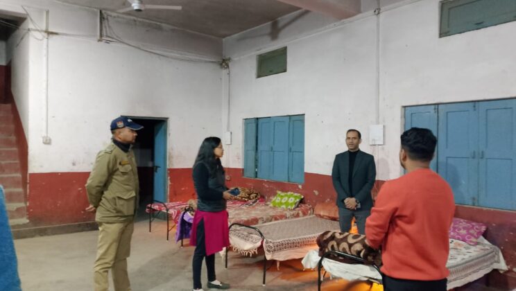 बागेश्वर :- नुमाईशखेत के पास स्वराज भवन में बने रैनबसेरे का डीएम ने किया निरीक्षण