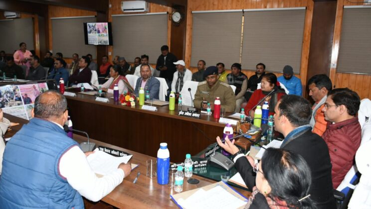 बागेश्वर: – कैबिनेट मंत्री एवं जनपद प्रभारी मंत्री सौरभ बहुगुणा ने स्वास्थ्य विभाग के कार्यों में धीमी प्रगति पर सीएमओ को लगाई फटकार