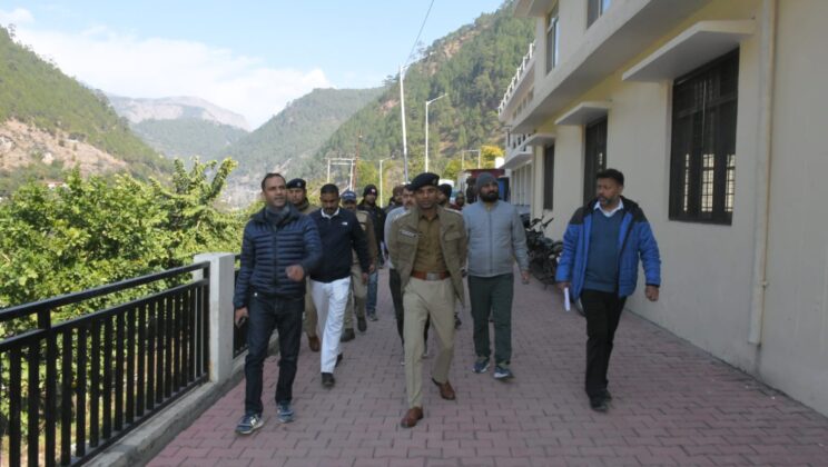 बागेश्वर :- निकाय चुनाव प्रबंधनों को लेकर डीएम व एसपी ने नगर पंचायत कपकोट का किया दौरा