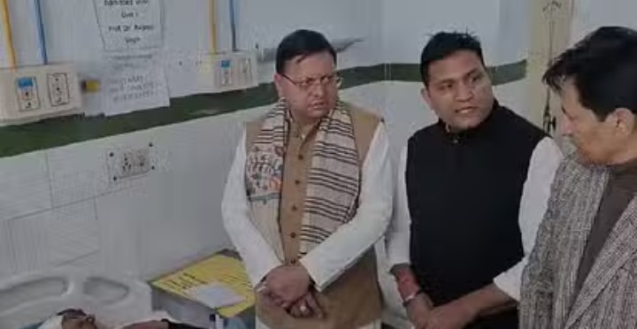 Uttarakhand:- भीमताल हादसे के दौरान हुए घायलों का हाल-चाल पूछने अस्पताल पहुंचे मुख्यमंत्री पुष्कर सिंह धामी….. कमिश्नर दीपक रावत को दिए कार्यवाही के निर्देश