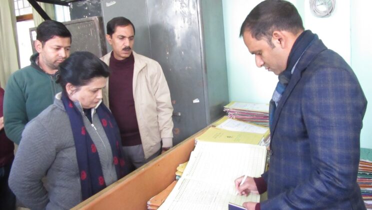 बागेश्वर – कंट्रोल रूम में कार्मिकों की ड्यूटी रोस्टर वार नहीं लगी होने पर जिलाधिकारी ने लगाई फटकार
