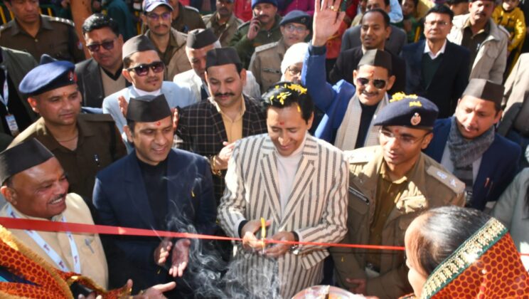 बागेश्वर:- ‘झन दिया बौज्यू छाना बिलौरी,लागला बिलौरी का घामा’ कुमांऊ आयुक्त दीपक रावत ने गाया गाना