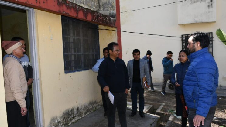 बागेश्वर: – नगर निकाय चुनाव हेतु नियुक्त सामान्य प्रेक्षक नरेंद्र सिंह ने मतदान केन्द्रों और पोलिंग बूथों का किया निरीक्षण